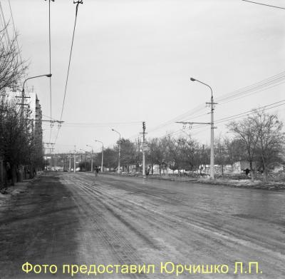 Прикрепленное изображение: 026 Симферополь. ул.Лермонтова. Вид от Феодос.шоссе в сторону ул.Пожарная и Жирова. Сносят дома до № 17. 01.1979г. (Копировать) (Копировать).jpg